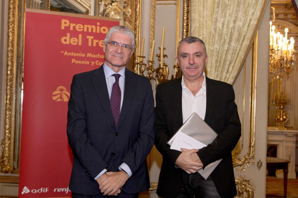 El presidente de Renfe, Isa�as T�boas, con Manuel Vilas, primer premio de Cuento