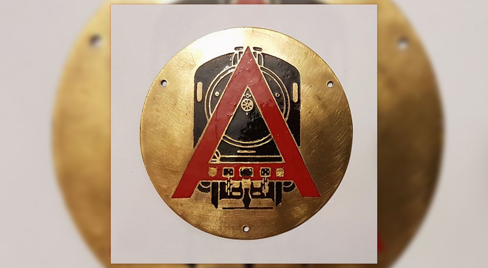 Insignia de la Escuela de Aprendices de RENFE: pieza destacada de la colecci�n del Museo del Ferrocarril de Madrid